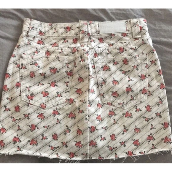 $300 REDONE Levi’s White Denim Raw Hem Jean button Fly Mini Skirt Floral 28 USA - Picture 3 of 11